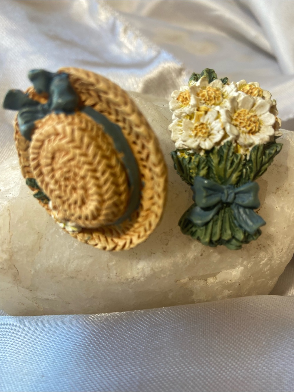 Vintage Straw Hat & White Daisy Bouquet Brooch Set - Green Bow Accent